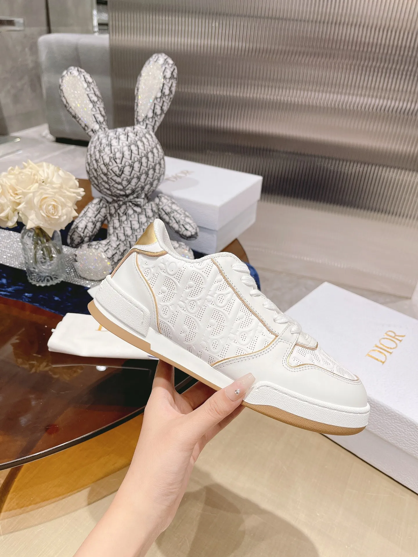 👟👟Ex-factory price 480👟👟 Dior D'24 autumn and winter new one series white shoes, casual sports shoes, sneakers, original purchase, development and production. This season's new Dio One sports shoes are fashionable and modern, highlighting Dior's exquisite craftsmanship. Crafted from white cow leather, it features an Oblique print-effect cut-out panel for a unique look. The insole is decorated with stars and the tongue is decorated with the Christian Dio 👟👟 ex-factory ARIS logo. It can be paired with all kinds of casual items this season to add a bright finishing touch to fashionable looks. Fabric: Original customized first-layer cowhide Lining: Imported breathable mesh lining Sole: Original molded two-color T 👟👟 Factory price U outsole Sole thickness: 2.5CM Size: Women's 35-41 (customized at 40.41)